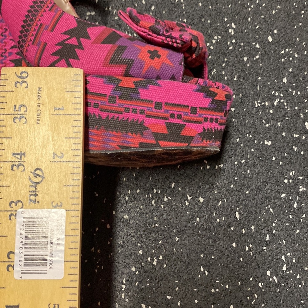 NIB Betsy Johnson Wenndy Fuchsia Multi Strappy Wedges - Picture 4 of 11